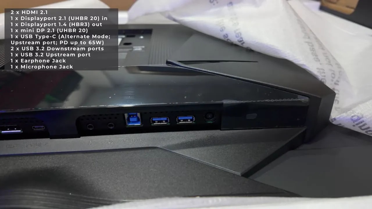 Puertos traseros del AORUS FO32U2P con HDMI 2.1, DisplayPort 2.1 UHBR20, USB-A y USB-C con carga de hasta 65 W