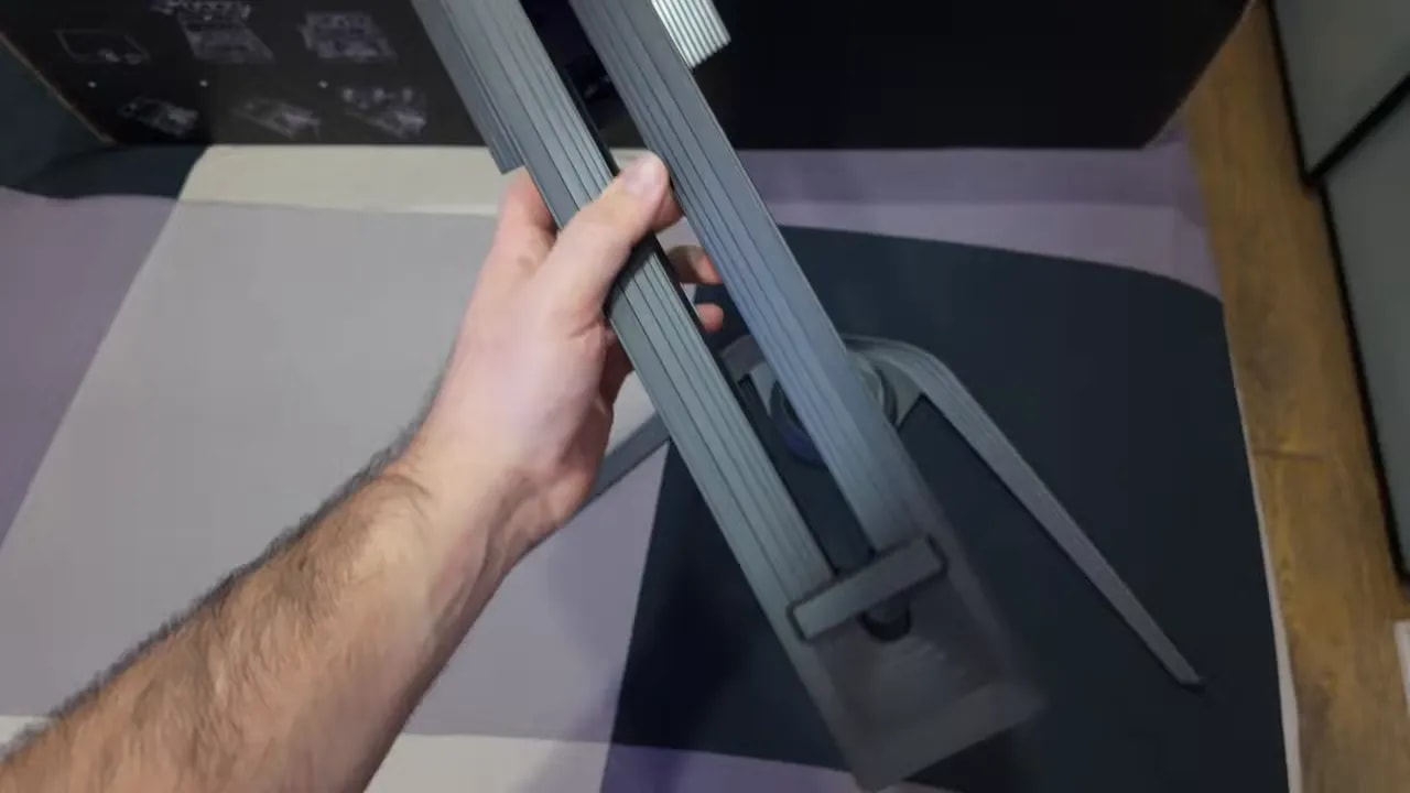 Ajuste de la peana del AORUS FO32U2P con las manos, sistema de anclaje