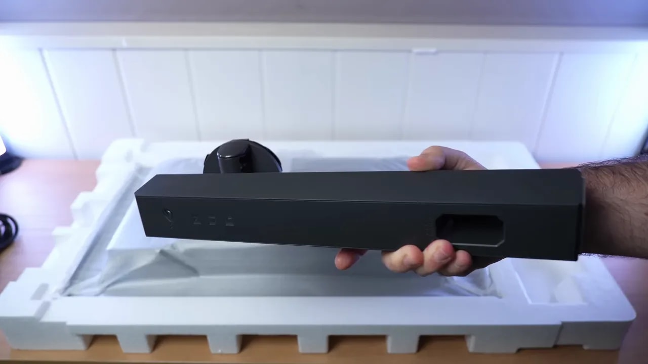 Peana del monitor Asus ROG XG27UCDMG durante el unboxing