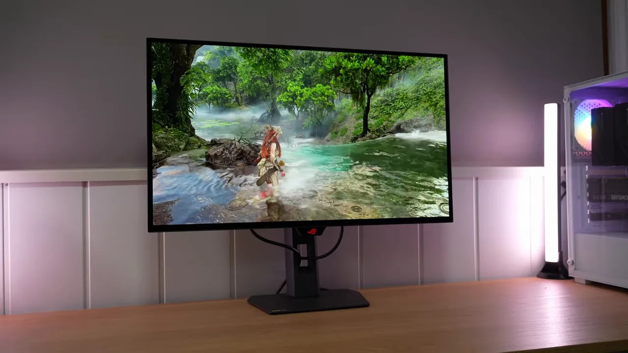 Monitor Asus ROG Swift PG27AQWP-W en un escritorio mostrando una escena de juego