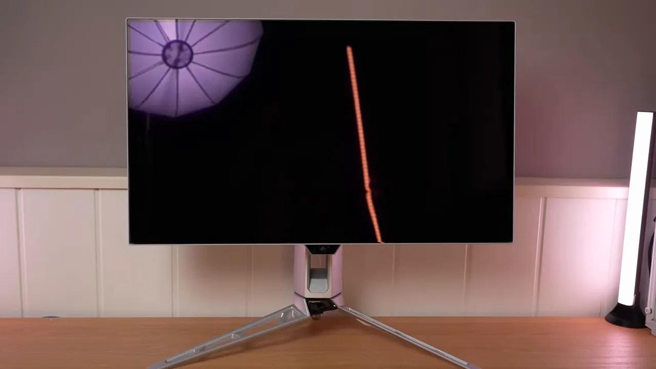 Monitor Asus ROG Swift PG27AQWP-W con pantalla negra y reflejos en acabado glossy