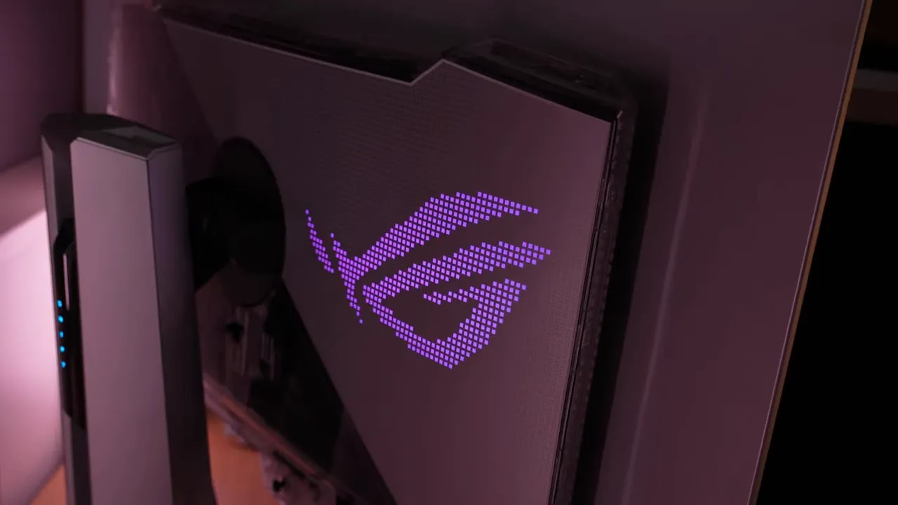 Trasera transparente del Asus ROG Swift PG27AQWP-W con iluminación azul y logo ROG