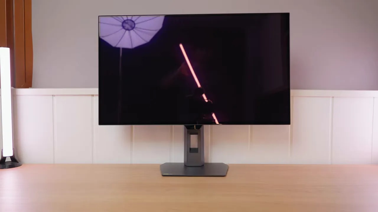 ASUS ROG XG27AQDMG Gen 2 con pantalla glossy mostrando reflejos del entorno