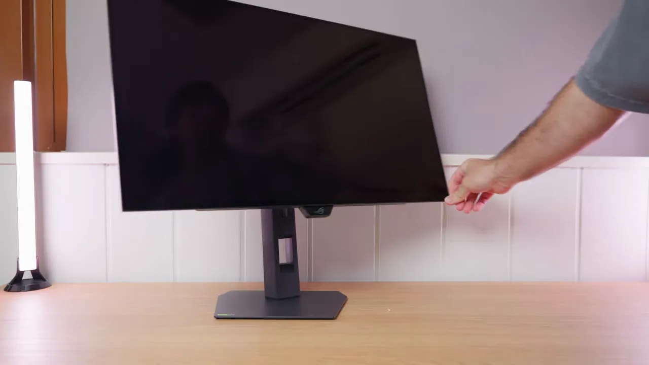 Monitor ASUS ROG XG27AQDMG Gen 2 sobre su peana ajustándose en un escritorio