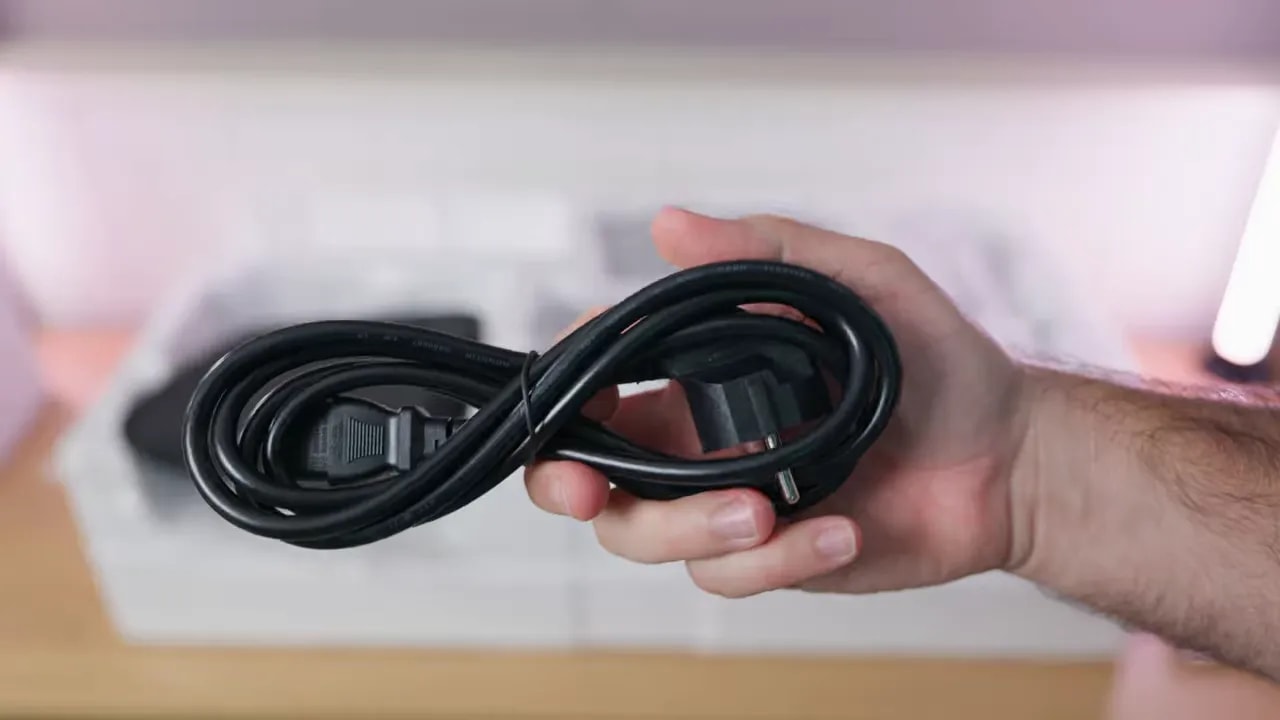 Cables del ASUS ROG XG27AQDMGR guardados en una bolsa de plástico dentro del embalaje