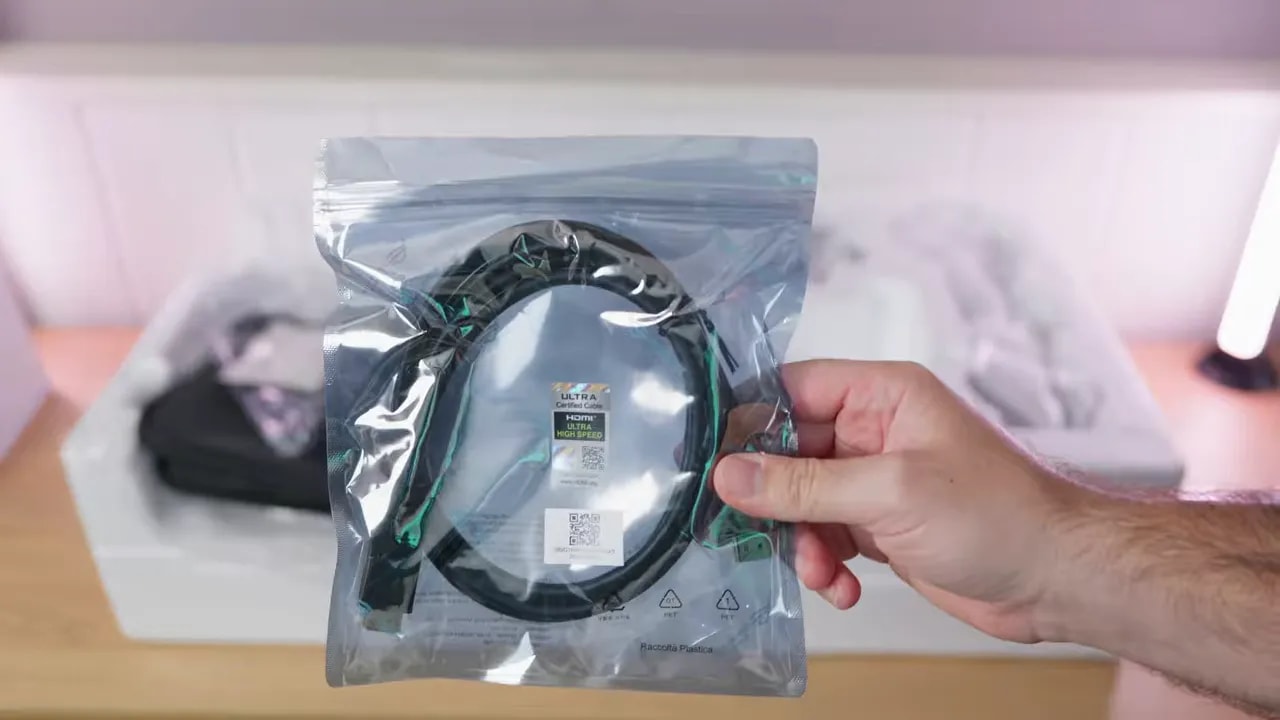 Cables del ASUS ROG XG27AQDMGR guardados en una bolsa de plástico dentro del embalaje