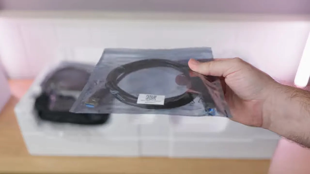 Cables del ASUS ROG XG27AQDMGR guardados en una bolsa de plástico dentro del embalaje