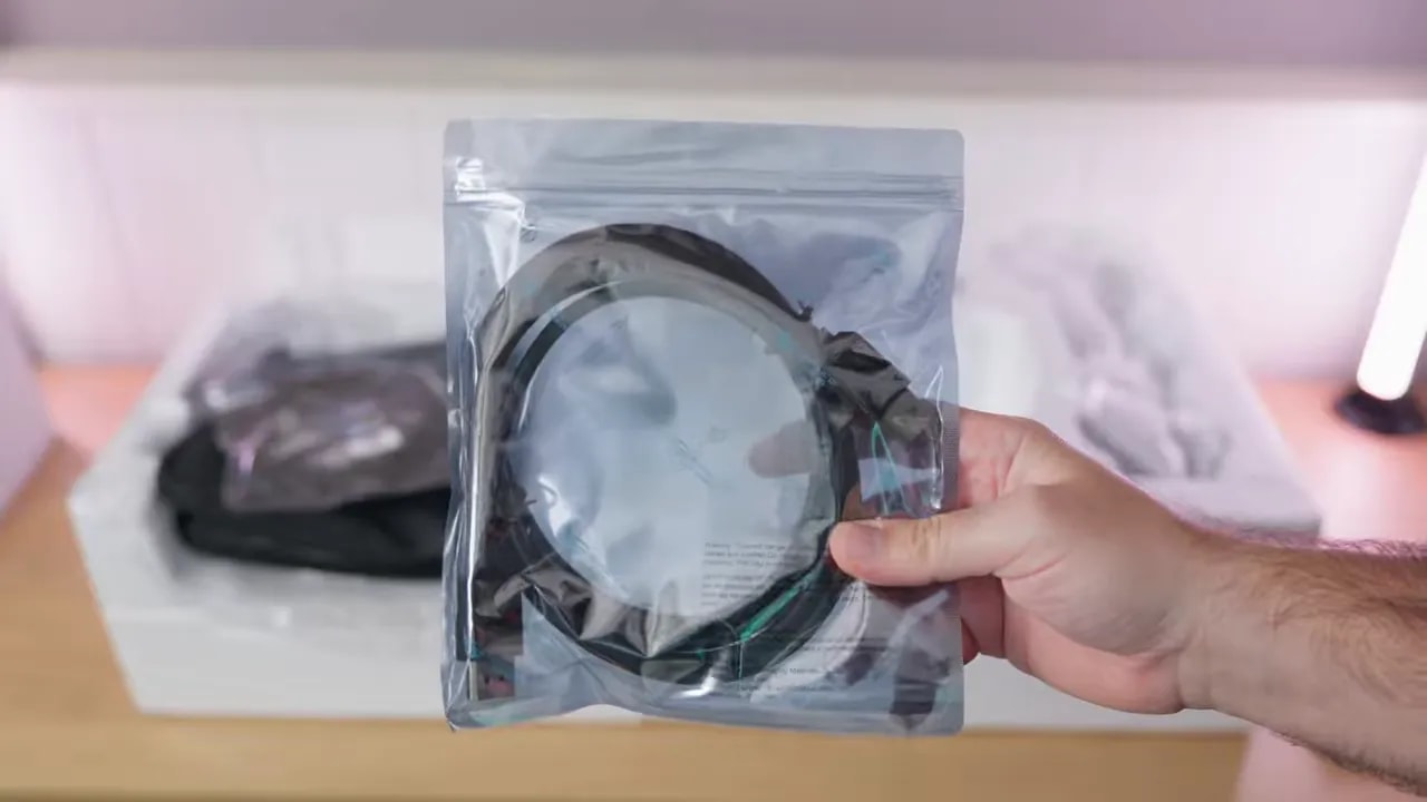 Cables del ASUS ROG XG27AQDMGR guardados en una bolsa de plástico dentro del embalaje