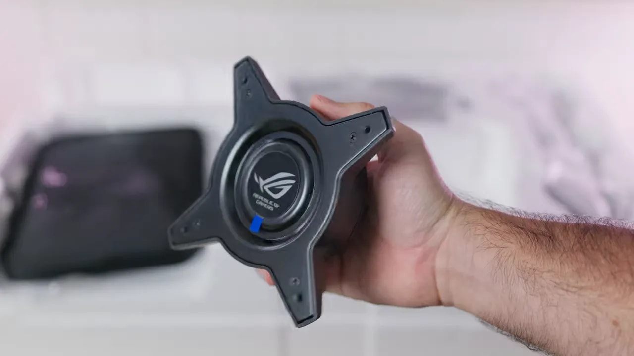 Cables del ASUS ROG XG27AQDMGR guardados en una bolsa de plástico dentro del embalaje