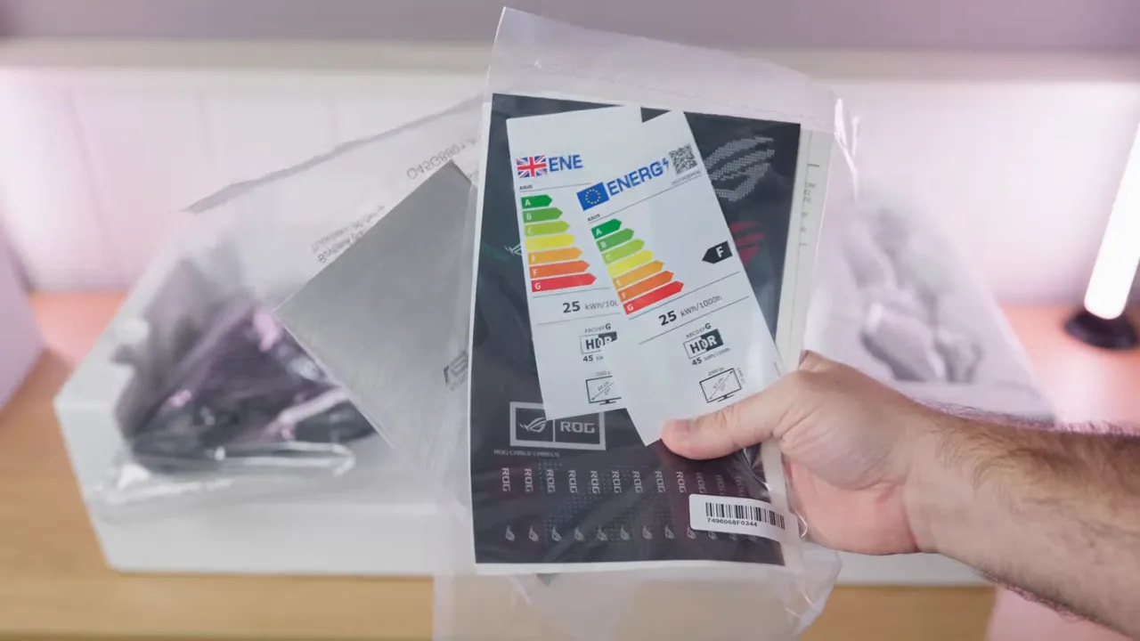 Etiquetas y documentación del embalaje del ASUS ROG XG27AQDMGR en una bolsa transparente