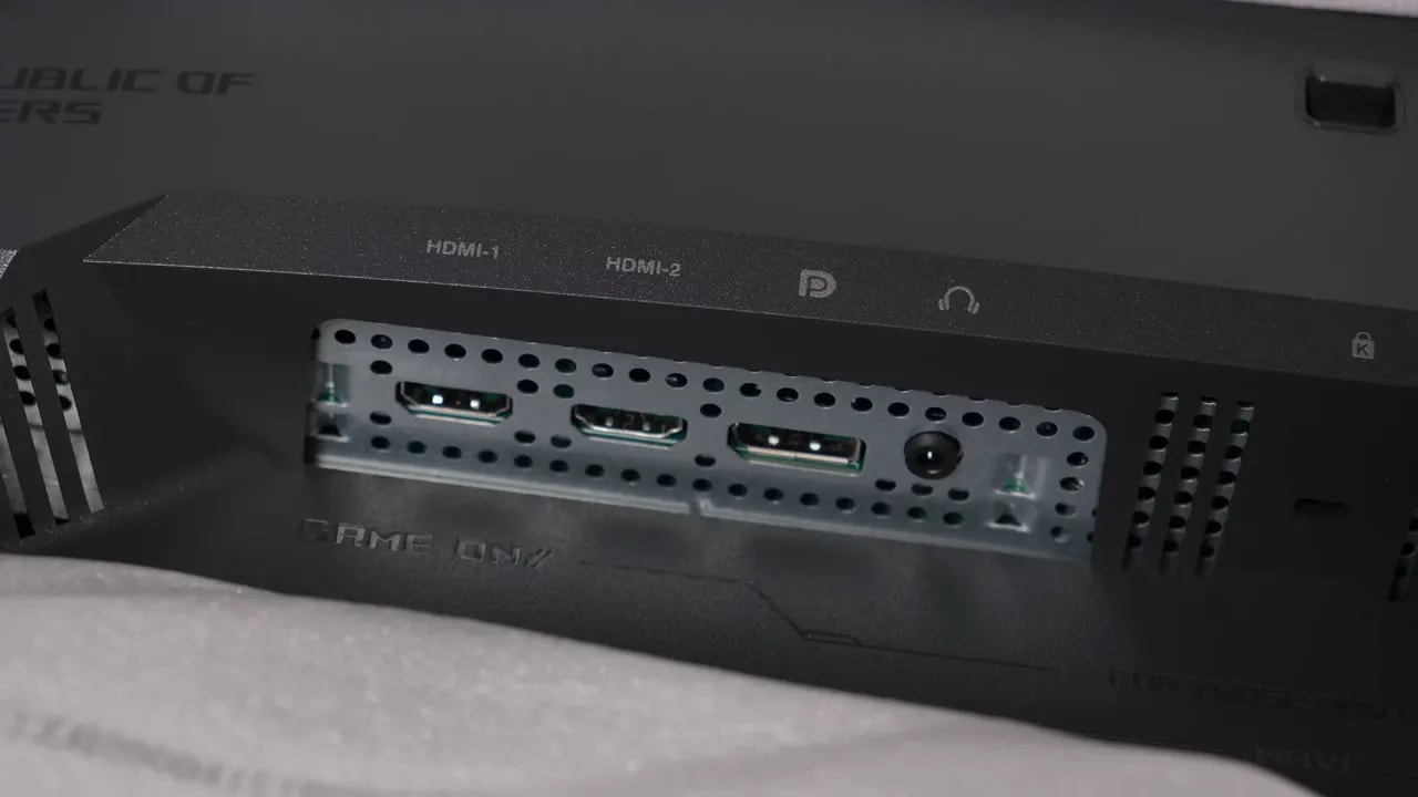 Puertos de conectividad del Asus ROG XG27AQWMG con HDMI 1 y HDMI 2 visibles
