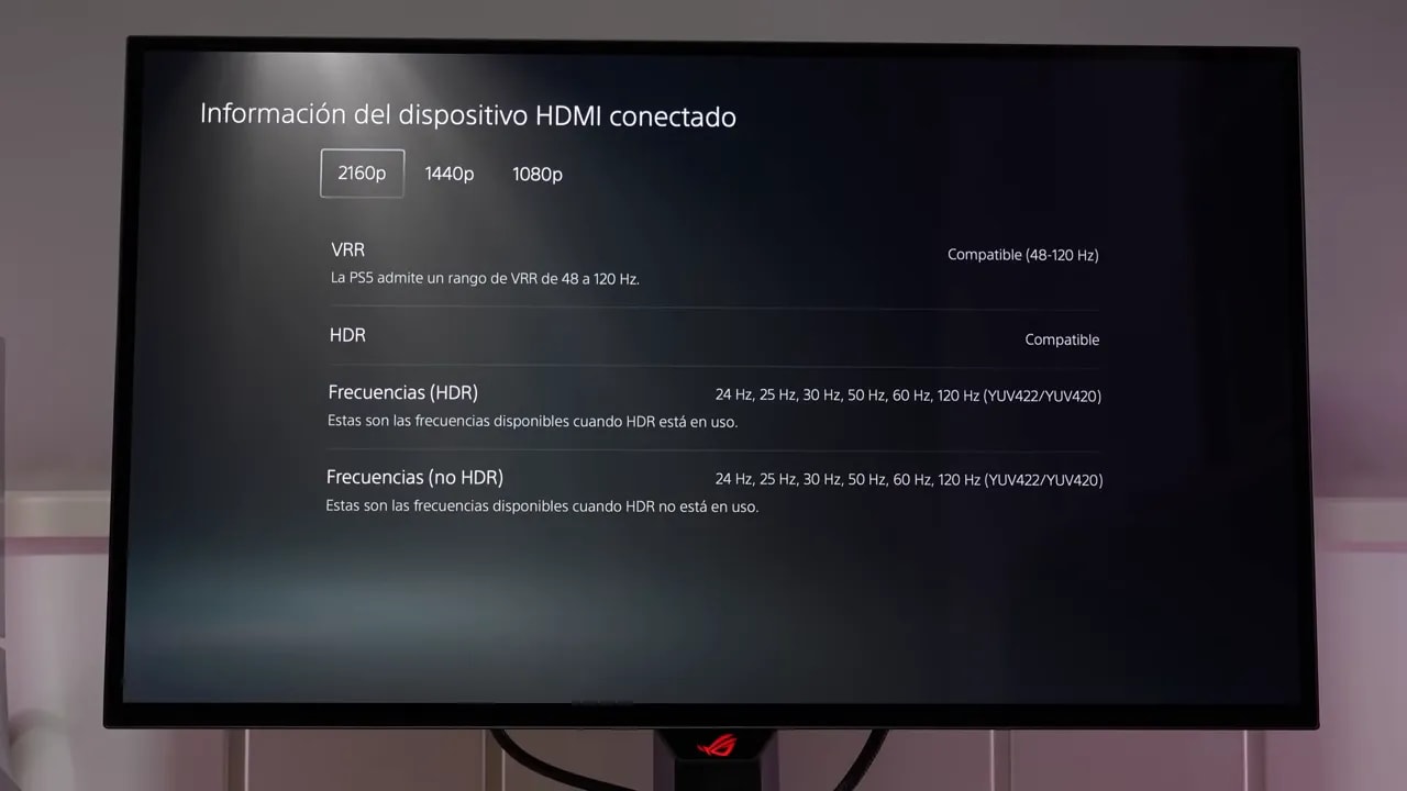 OSD del Asus ROG XG27AQWMG con información del dispositivo HDMI conectado, VRR y HDR compatibles