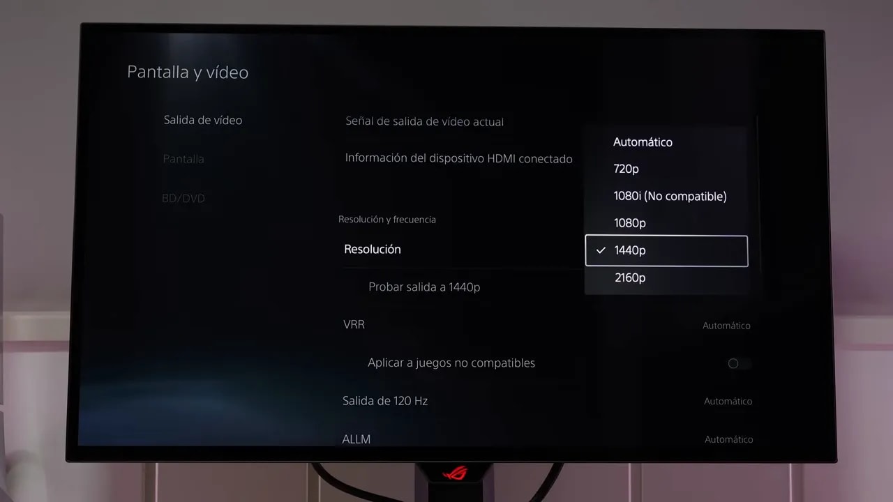 Menú Pantalla y video con resolución 1440p y opciones VRR y ALLM en el Asus ROG XG27AQWMG