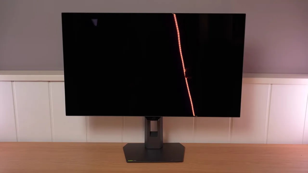Asus ROG XG27AQWMG OLED glossy en escritorio, reflejo definido en pantalla negra