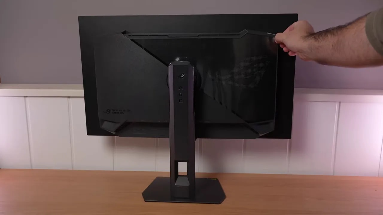 Asus ROG XG27AQWMG con la peana y ajuste del monitor mostrado desde el frente