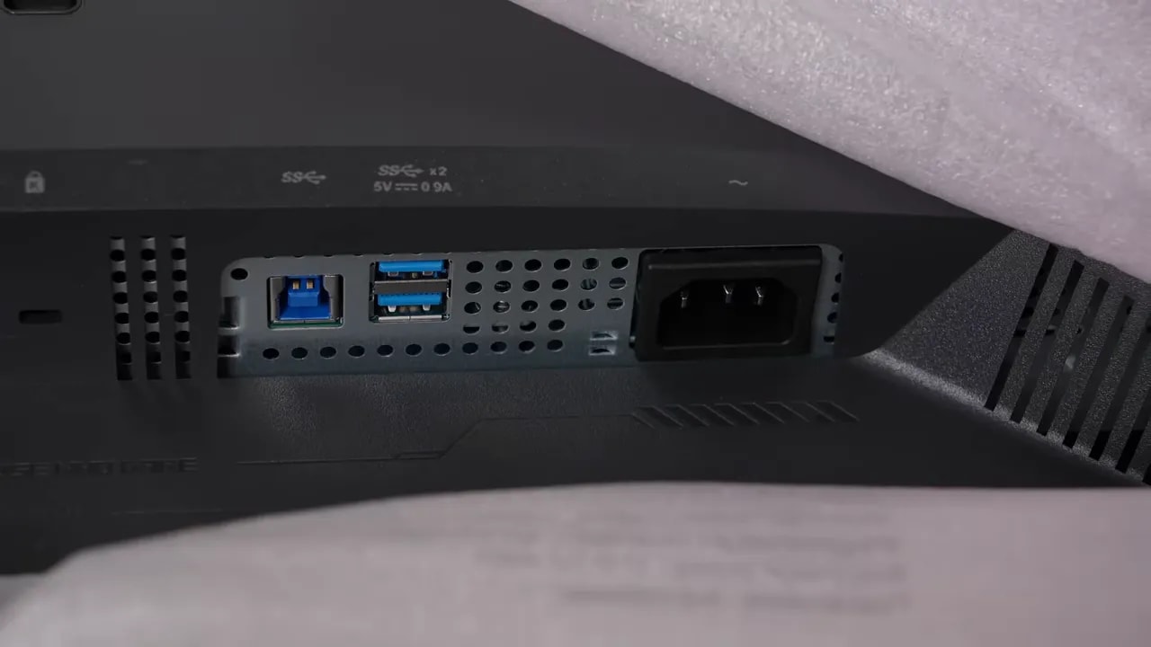 Conectores USB y alimentación del Asus ROG XG27AQWMG en la parte trasera