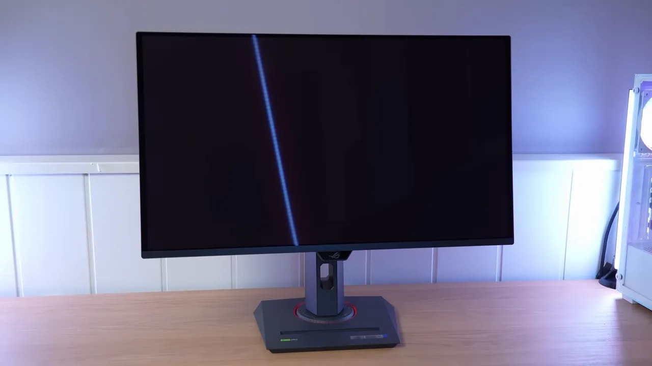 Asus ROG XG27UCDMG con panel glossy QD-OLED y reflejo visible bajo iluminación ambiental