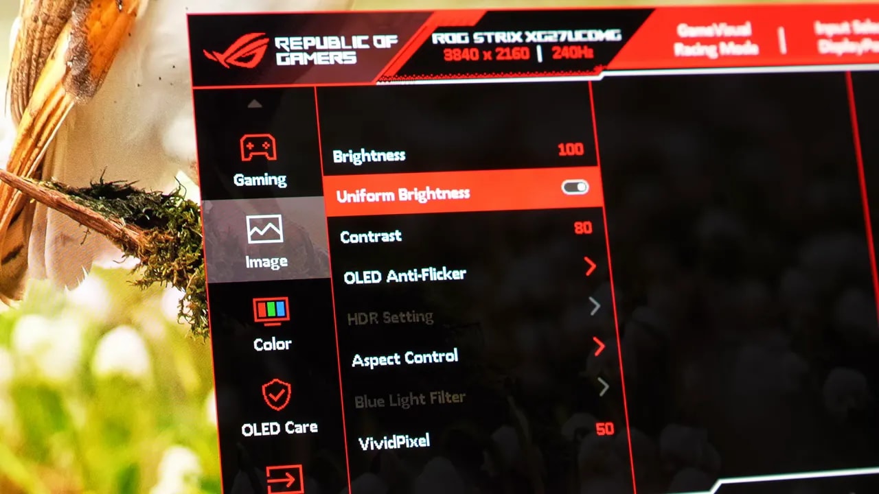 Menú OSD del Asus ROG XG27UCDMG con la opción Uniform Brightness activable en SDR
