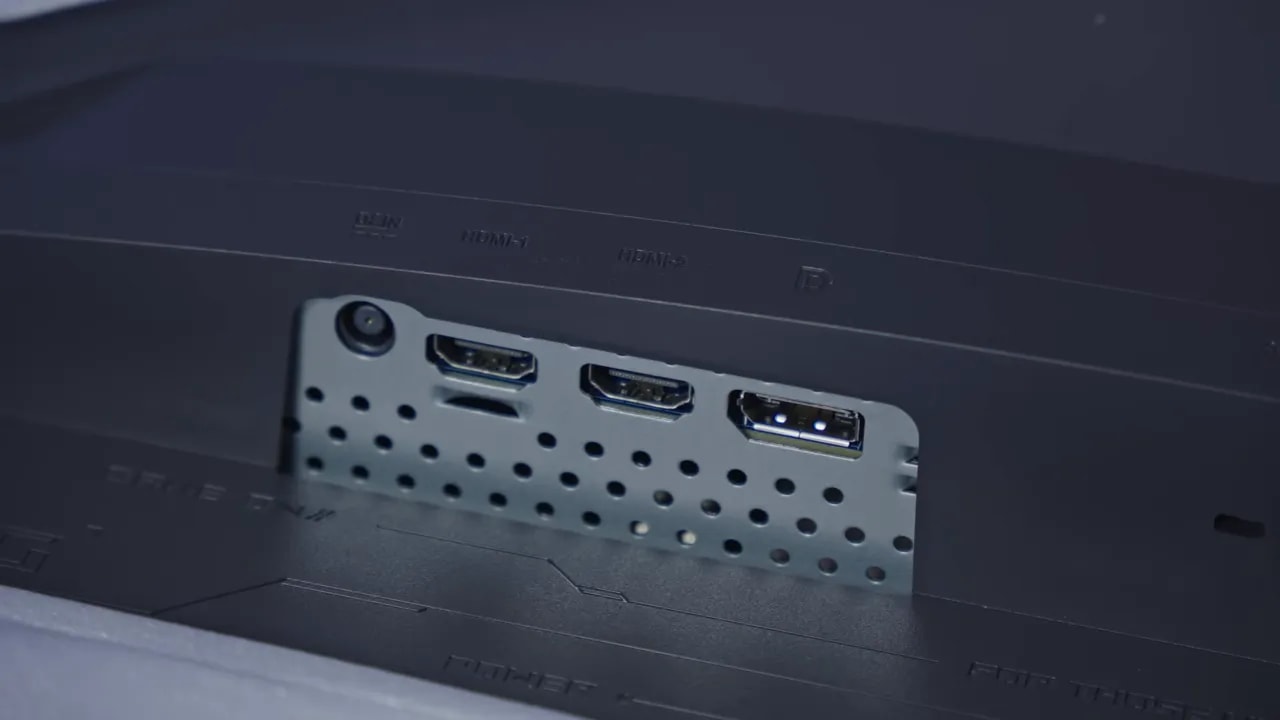 Detalle de las conexiones traseras del ASUS ROG XG32UCWMG con puertos HDMI