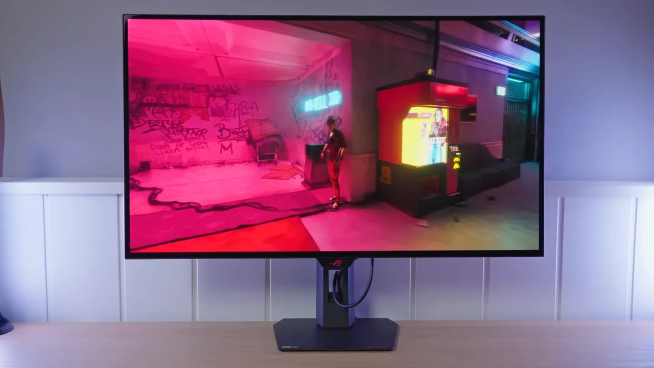 ASUS ROG XG32UCWMG reproduciendo una escena de videojuego en una habitación iluminada