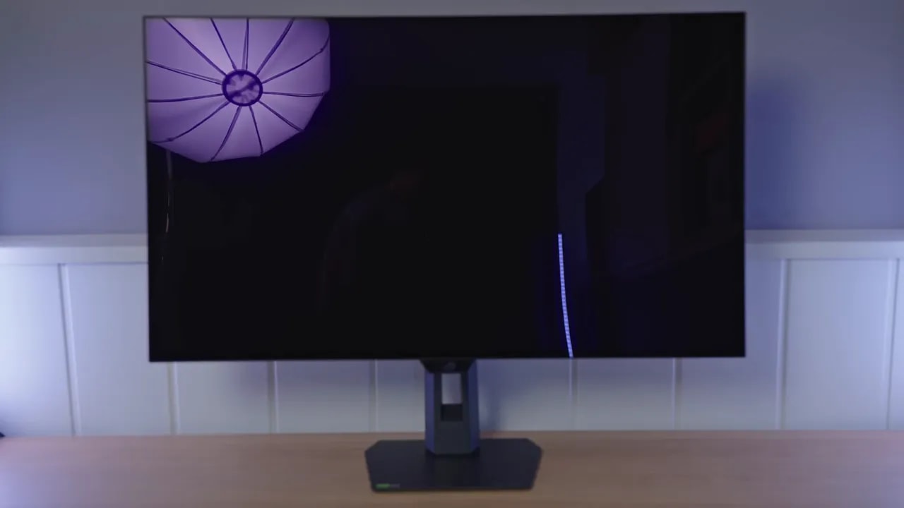 ASUS ROG XG32UCWMG con acabado glossy WOLED en escena oscura