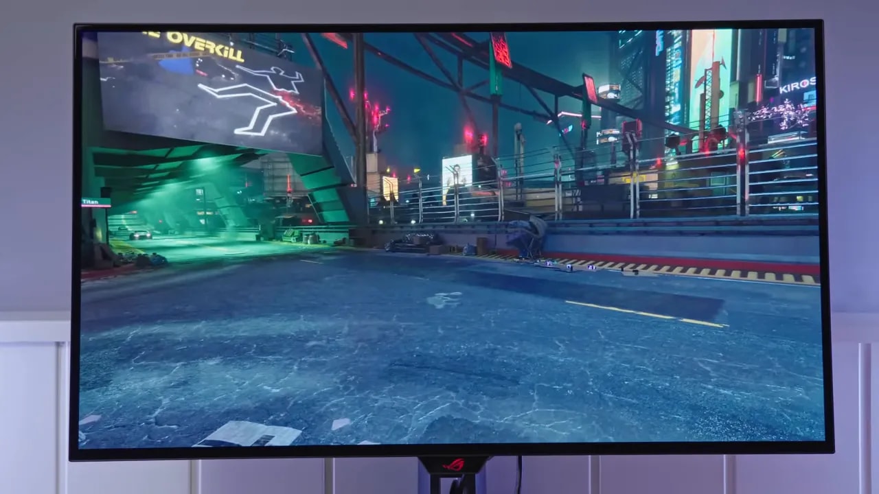 ASUS ROG XG32UCWMG reproduciendo videojuego con ciudad futurista y alto contraste