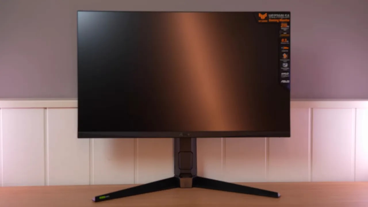 Monitor ASUS TUF VG27AQL5A en modo fondo oscuro para evaluar acabado mate y reflejos