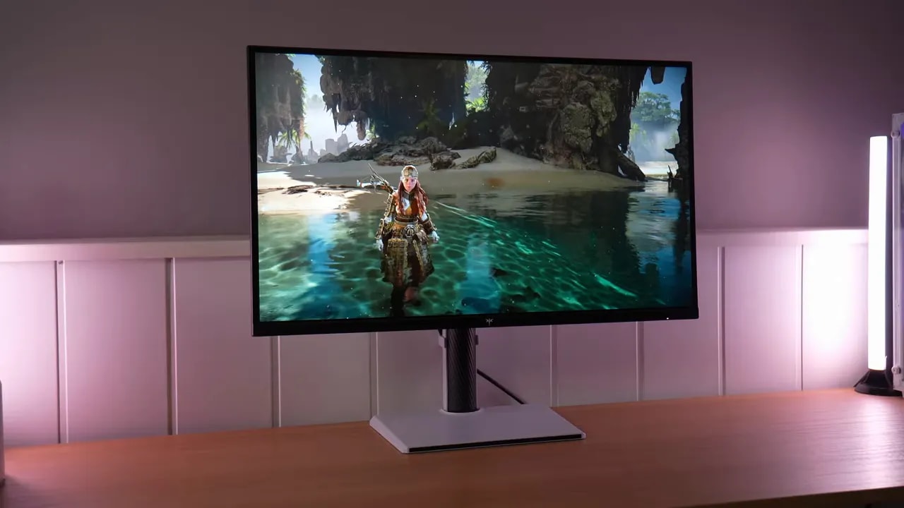 ASUS TUF VG27AQL5A mostrando un juego en un escritorio con iluminación ambiental
