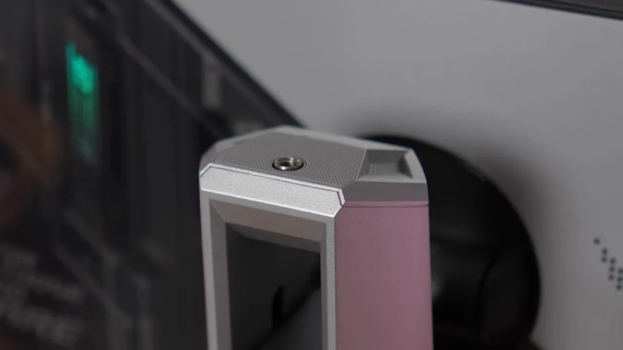Detalle de la peana metálica del Asus ROG Swift PG27AQWP-W en acabado gris