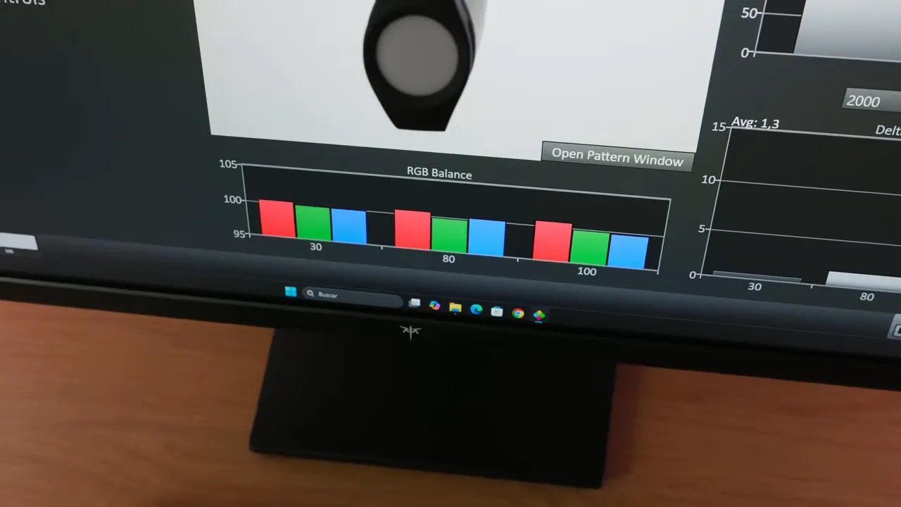 Pantalla con pruebas de balance RGB en el monitor durante la calibración del KTC H27T7P-2