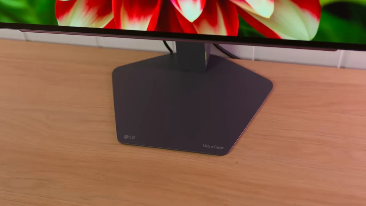 Base del monitor LG 27GX704A-B sobre la mesa, con el logo UltraGear visible