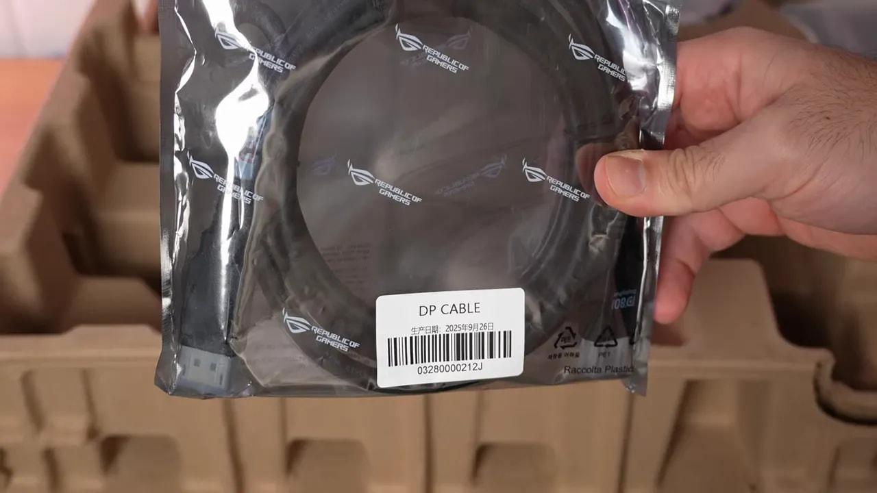 Cable de alimentación y fuente interna del Asus ROG Swift PG27AQWP-W