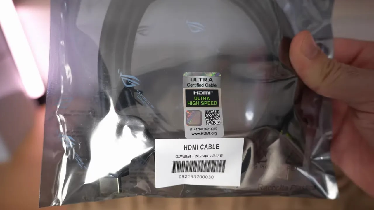 Cable de alimentación y fuente interna del Asus ROG Swift PG27AQWP-W