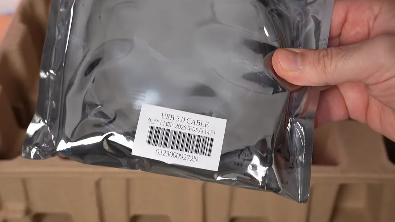 Cable de alimentación y fuente interna del Asus ROG Swift PG27AQWP-W