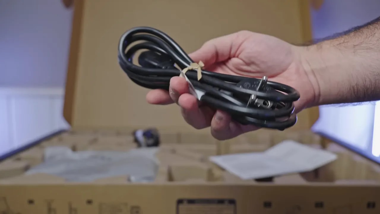 Cable HDMI 2.1 certificado ULTRA en la caja del monitor AOC U27G4R