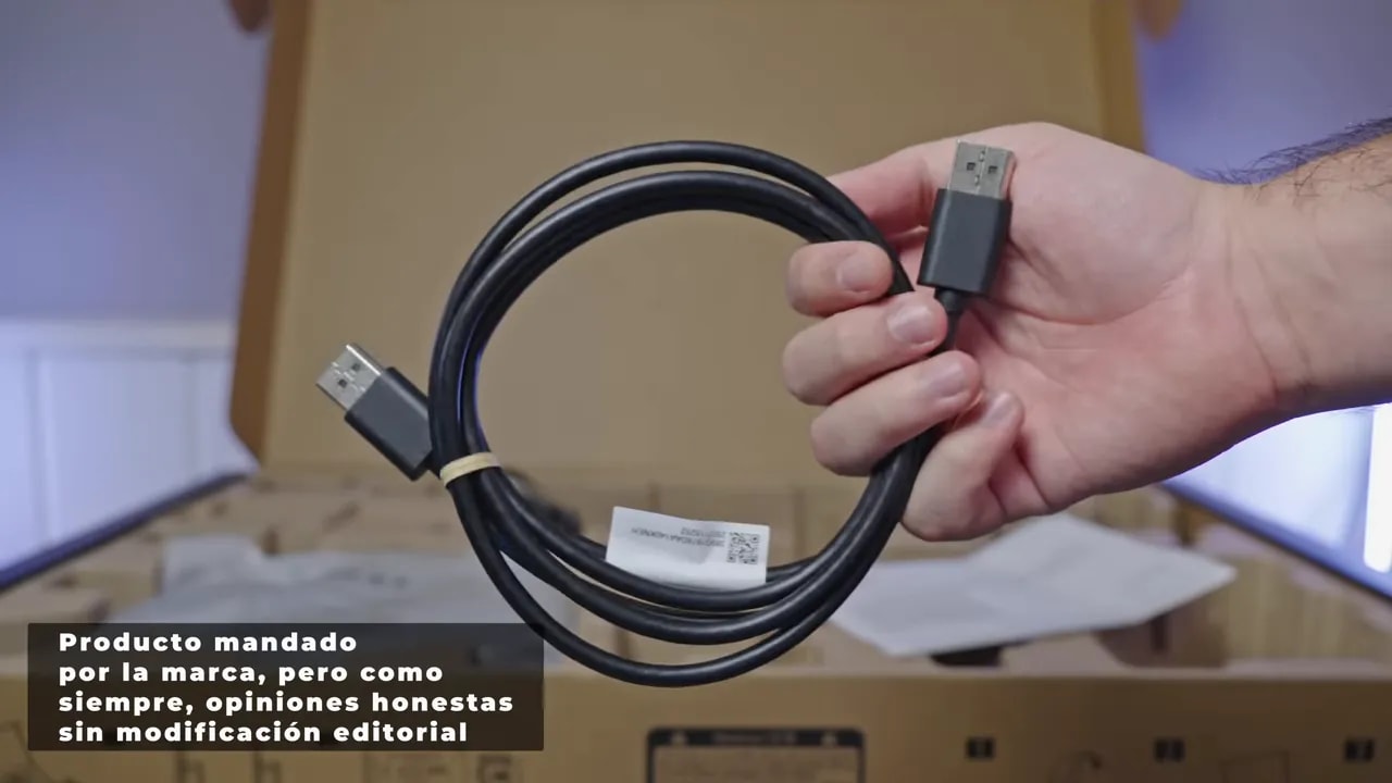 Cable HDMI con conectores en mano incluido con el AOC U27G4R