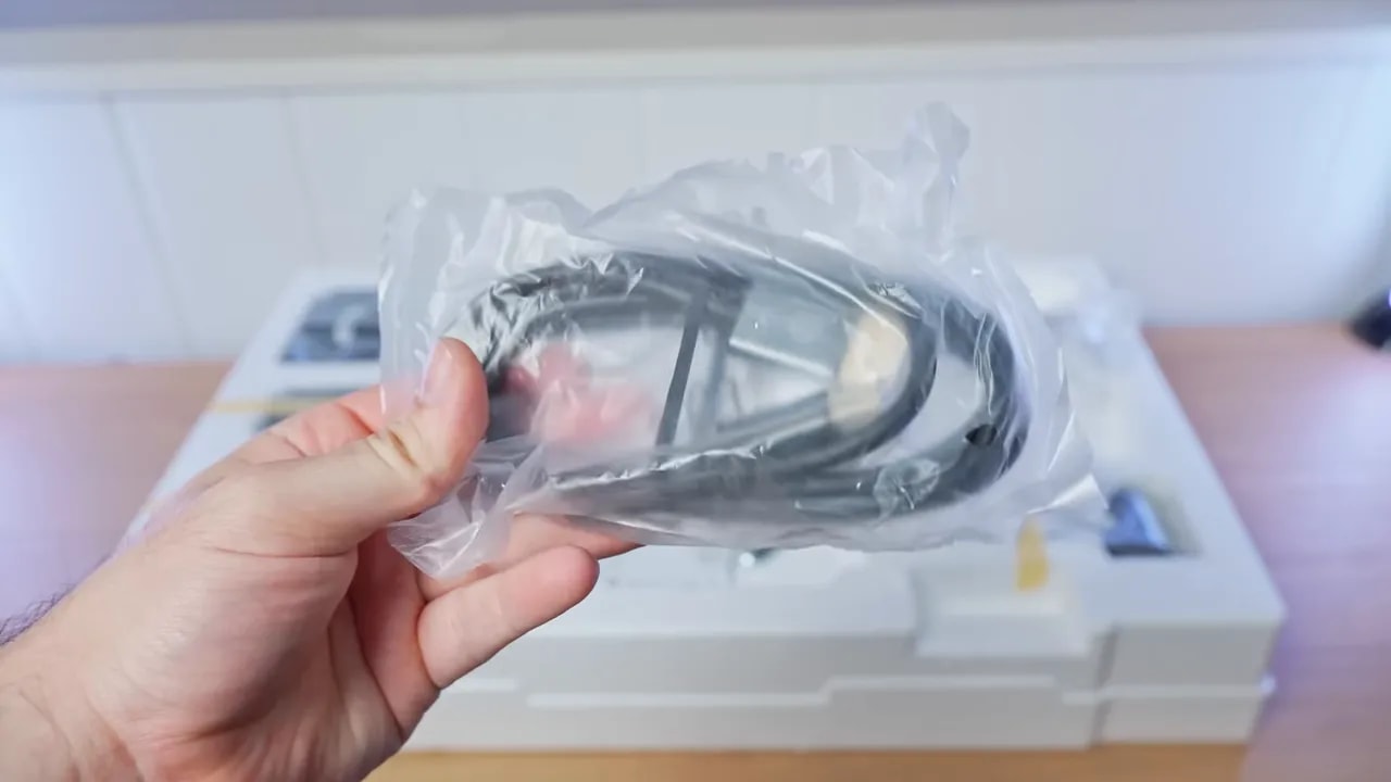 Cable del Xiaomi G27Qi protegido en plástico durante el unboxing