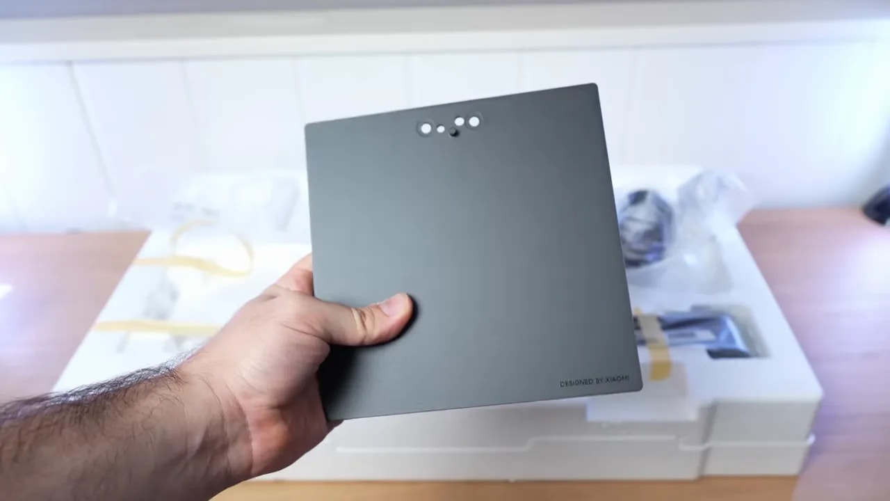 Cable del Xiaomi G27Qi protegido en plástico durante el unboxing