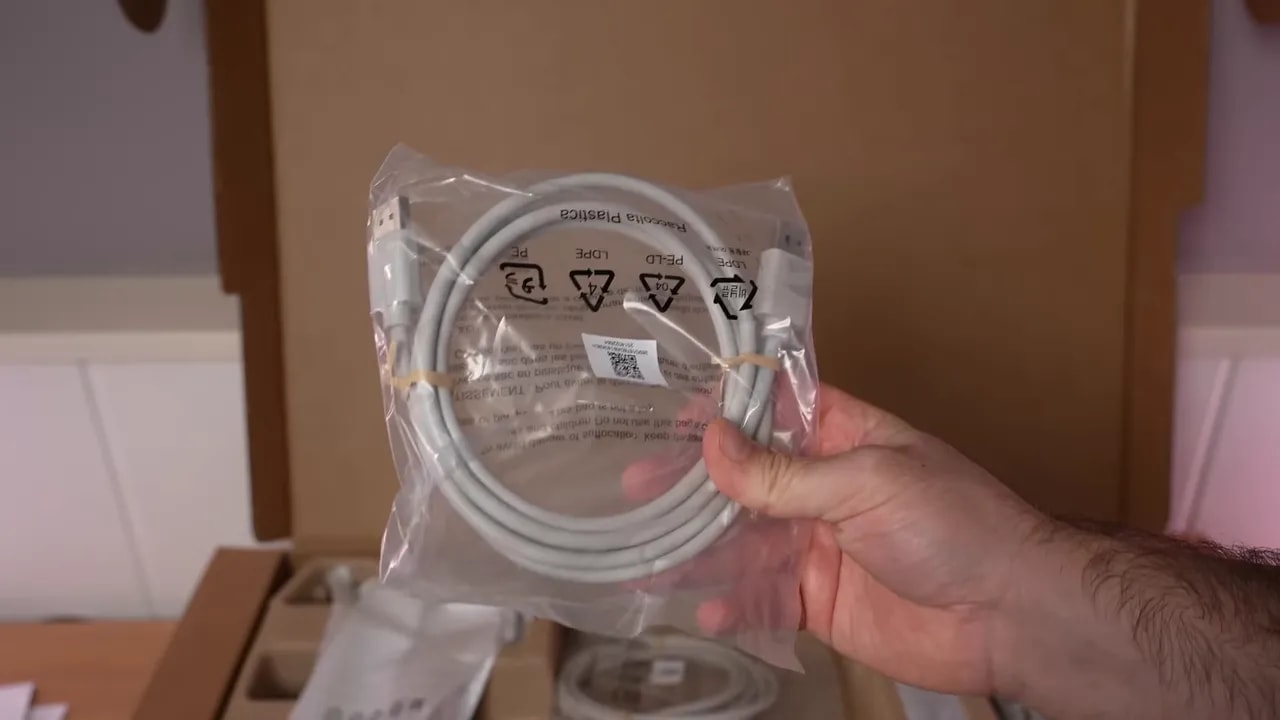 Cables blancos del Philips Evnia 27M2N3501PA dentro de la caja