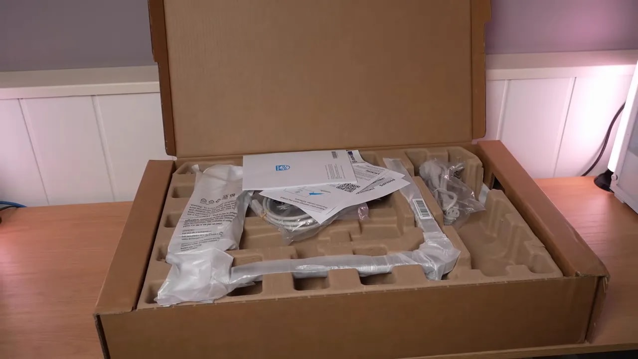 Cables blancos del Philips Evnia 27M2N3501PA dentro de la caja