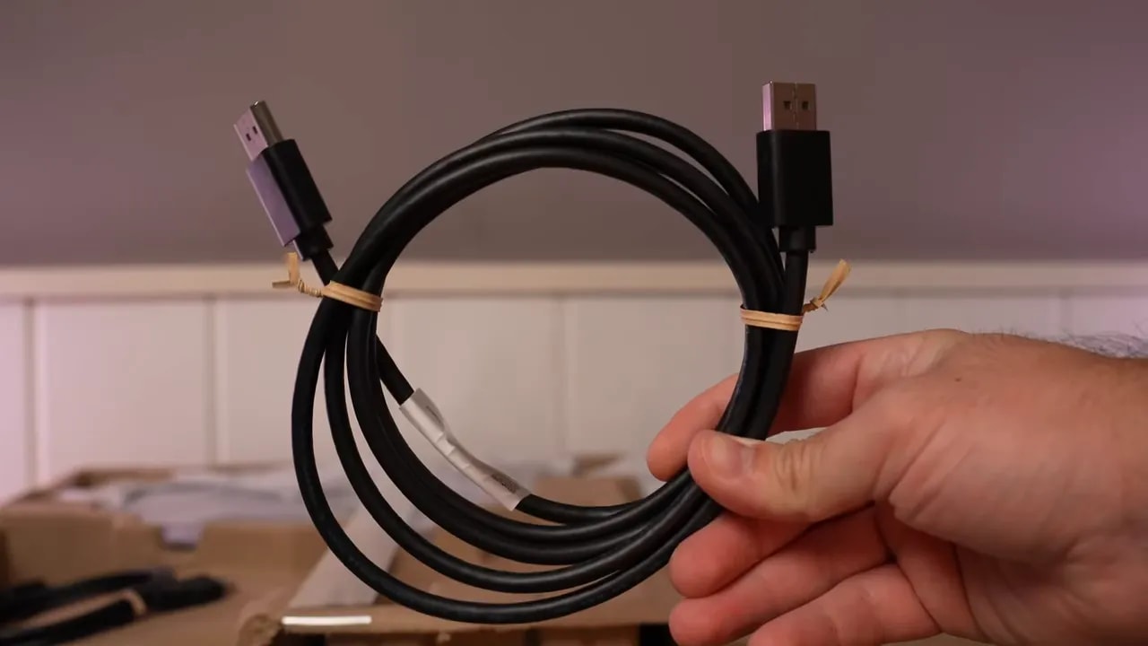 Cable de conexión del AOC Q27G4ZE mostrado durante el desempaquetado