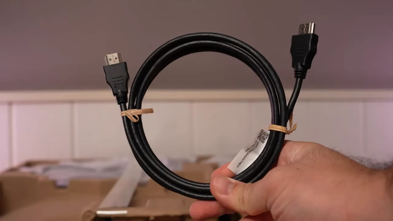 Cable de conexión del AOC Q27G4ZE mostrado durante el desempaquetado
