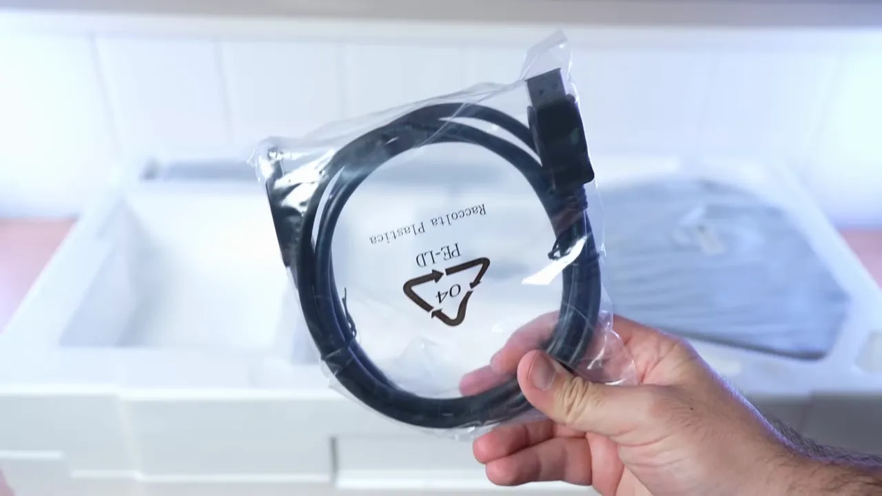 Cable de alimentación y conectores del TCL 25G64 mostrando el tipo de conexiones incluidas