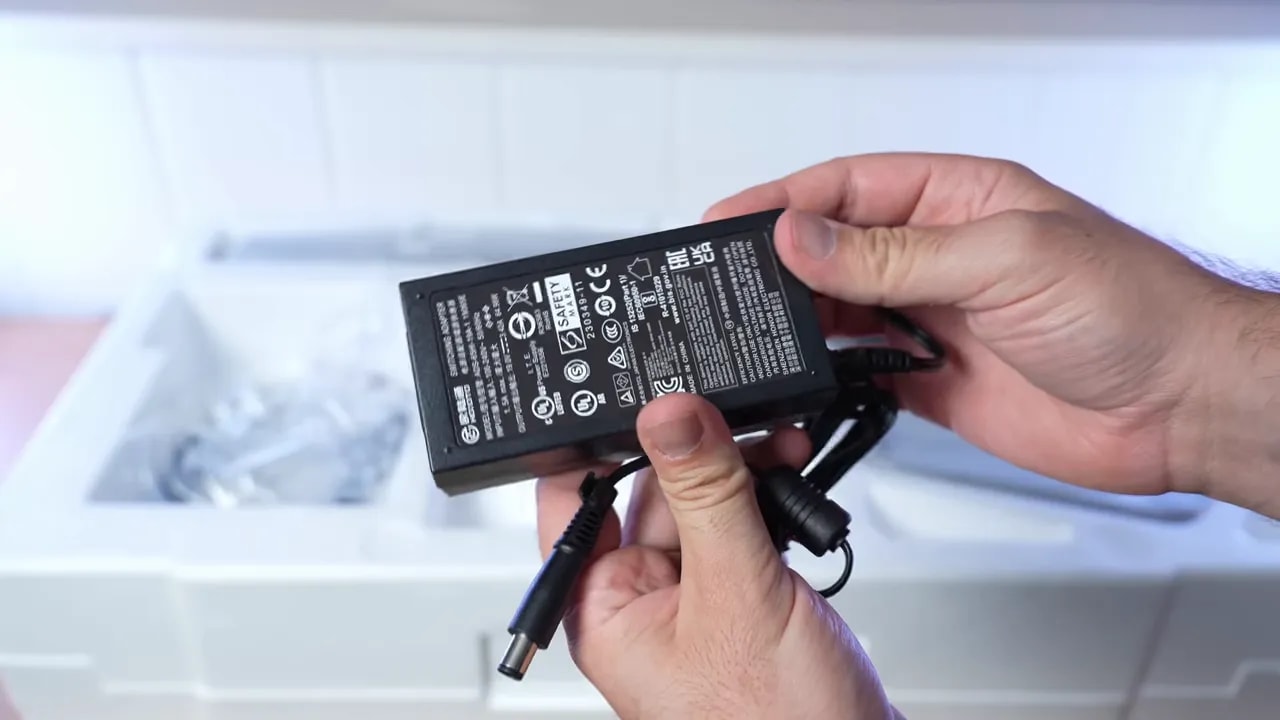Cable de alimentación y conectores del TCL 25G64 mostrando el tipo de conexiones incluidas