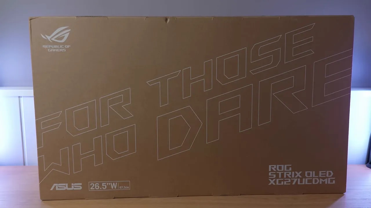 Cables del monitor Asus ROG XG27UCDMG en la mesa durante la instalación
