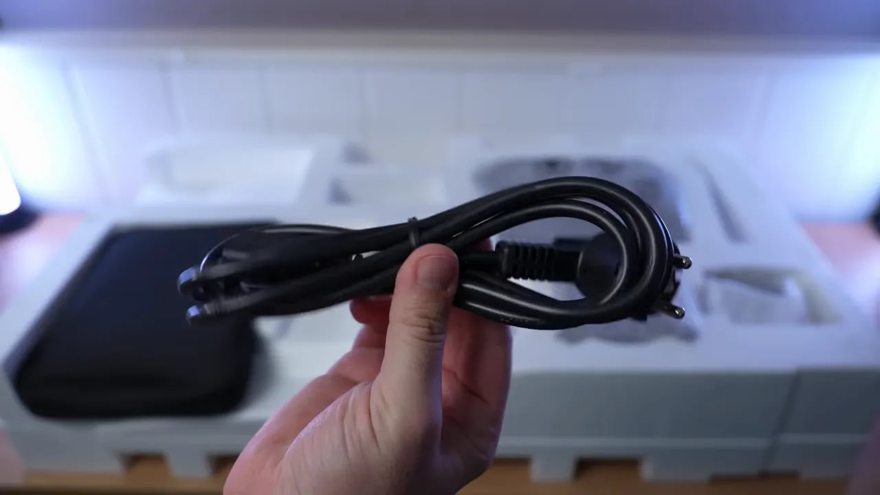 Cables del monitor Asus ROG XG27UCDMG en la mesa durante la instalación
