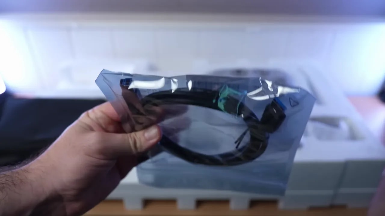 Cables del monitor Asus ROG XG27UCDMG en la mesa durante la instalación