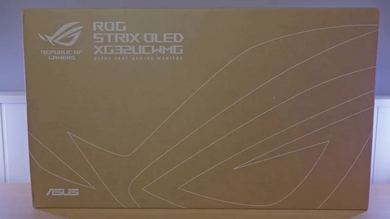 Caja del monitor ASUS ROG Strix OLED XG32UCWMG con el logotipo de ROG y ASUS
