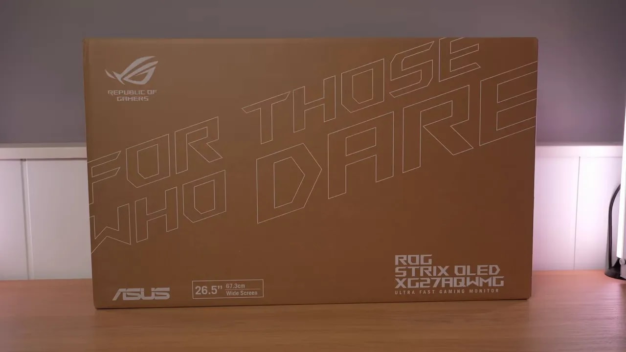 Caja del monitor Asus ROG XG27AQWMG con el diseño ROG y la mención a OLED