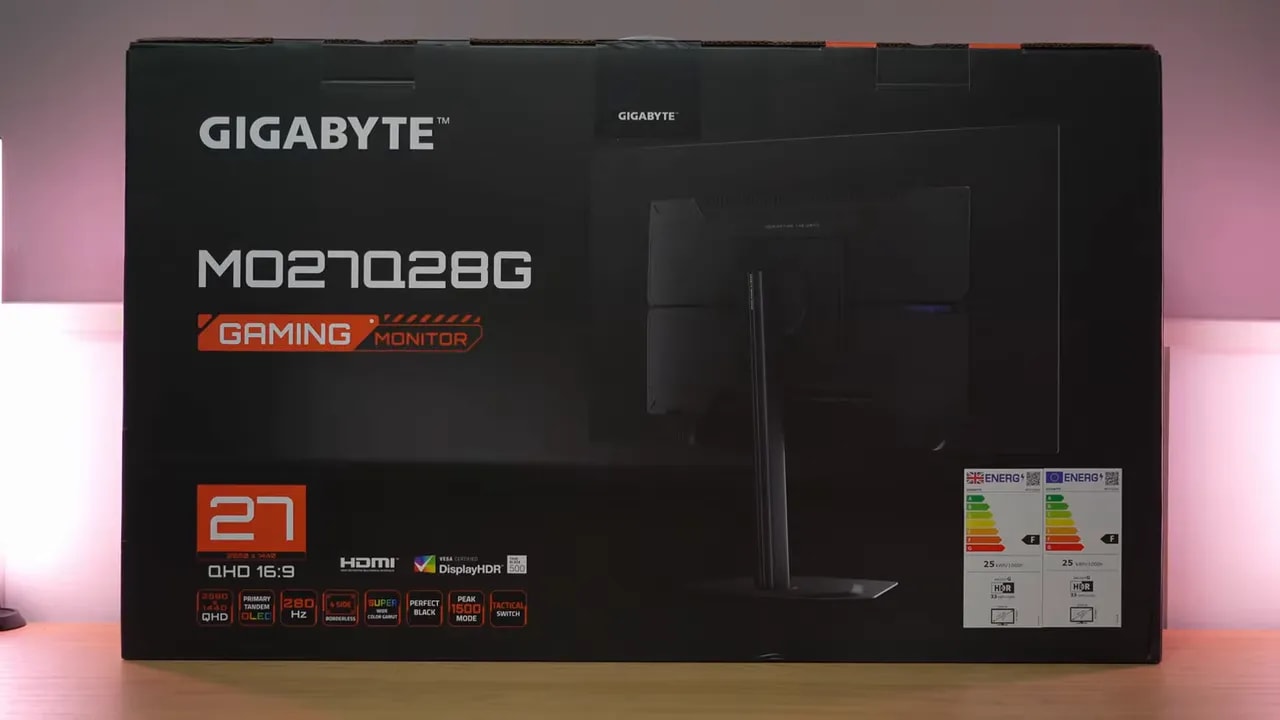 Caja del monitor Gigabyte MO27Q28G con diseño gaming